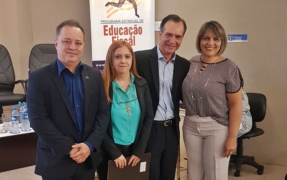 http://www.sindifisco-ms.org.br/noticias/sindifisco-ms-apoia-encontro-de-tutores-e-disseminadores-da-educacao-fiscal/831