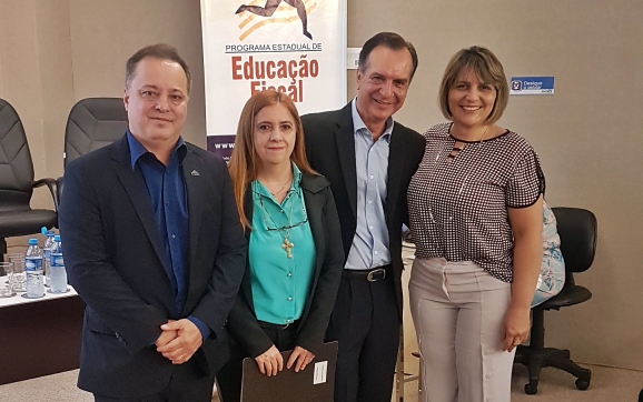 http://www.sindifisco-ms.org.br/noticias/sindifisco-ms-apoia-encontro-de-tutores-e-disseminadores-da-educacao-fiscal/831